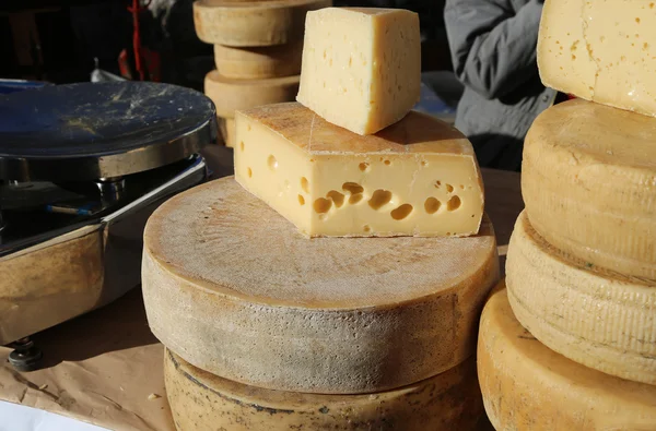 Gıda pazarında satışa yaşlı peynirler — Stok fotoğraf