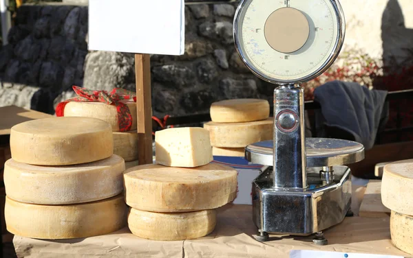 Peynir ve yerel pazar bir denge — Stok fotoğraf