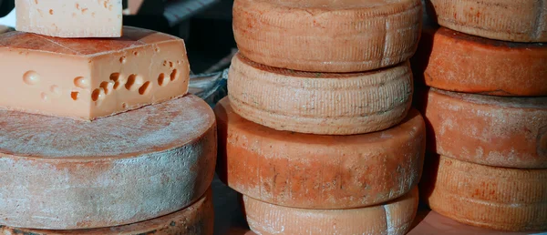 Quesos añejos a la venta en el mercado —  Fotos de Stock