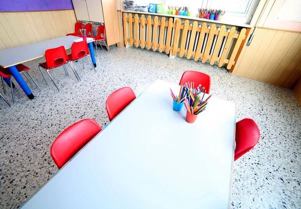 Klas van de kleuterschool kleine stoelen en bureaus — Stockfoto