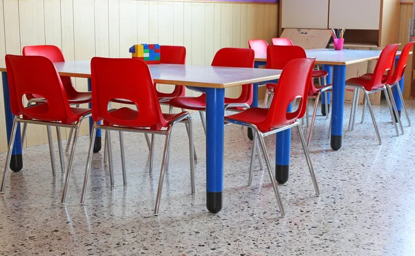 Aula de un jardín de infantes con sillas y escritorios escolares —  Fotos de Stock