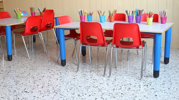 Jardin d'enfants avec beaucoup de crayons de couleur — Photo