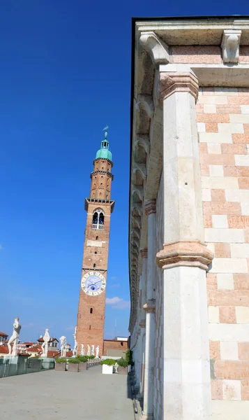 Древняя часовая башня базилики Палладианы в городе Виченца и — стоковое фото