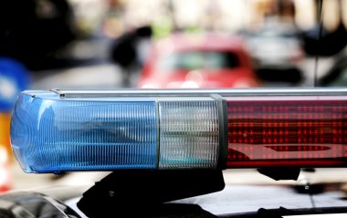 yanıp sönen ve siren kontrol noktasında polis arabasının