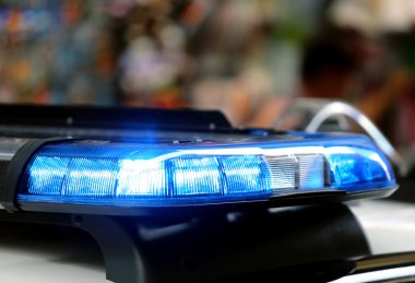 büyük şehirde bir polis arabası mavi ışıkları