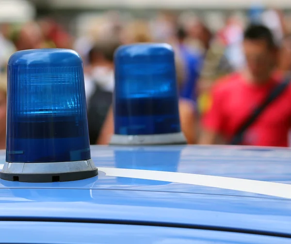 Gran sirena de luces azules de un coche de policía en la gran ciudad — Foto de Stock