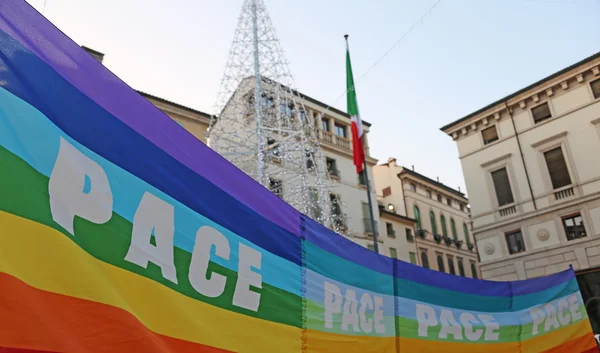 Friedensfahne während einer Demonstration von Friedensaktivisten in einem itali — Stockfoto