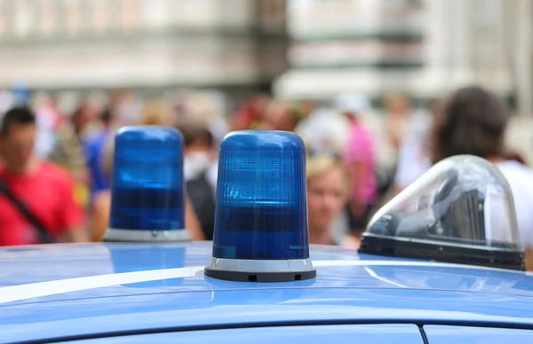 Gran sirena de luces de un coche de policía en la gran ciudad — Foto de Stock