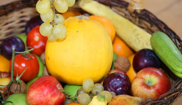 Rieten mand met veel vers fruit — Stockfoto