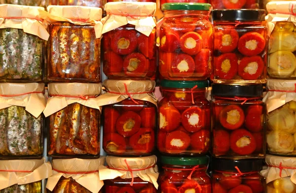 Mercado italiano con ollas de pimientos y anchoas en aceite de oliva —  Fotos de Stock