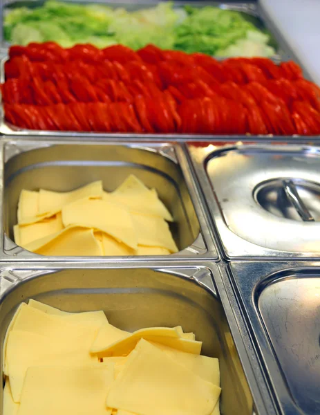 Plateau de cantine en acier avec tomate au fromage tranché et laitue fraîche — Photo