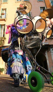 Avrupa karnaval olay maskesi giymiş müzisyenler binlerce 