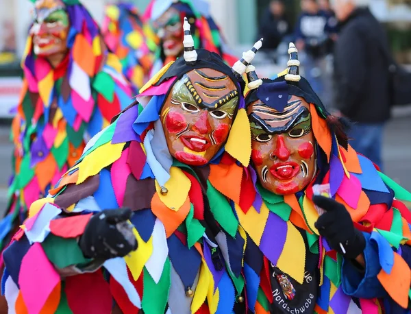 Euro karneváli esemény zenészek ezer öltözött maszk — Stock Fotó