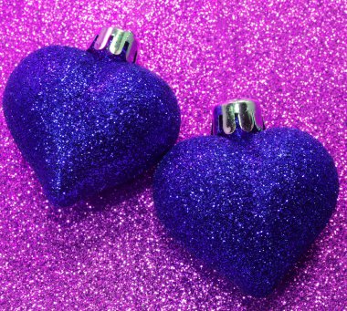 Mor doku üzerinde iki mavi kalp