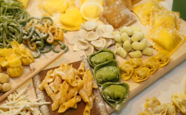 mantı ve yumurta ve un ve su ile ev yapımı tortellini