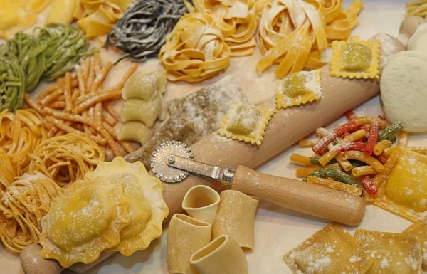 Італійські страви з макаронів зроблені в ресторані — стокове фото