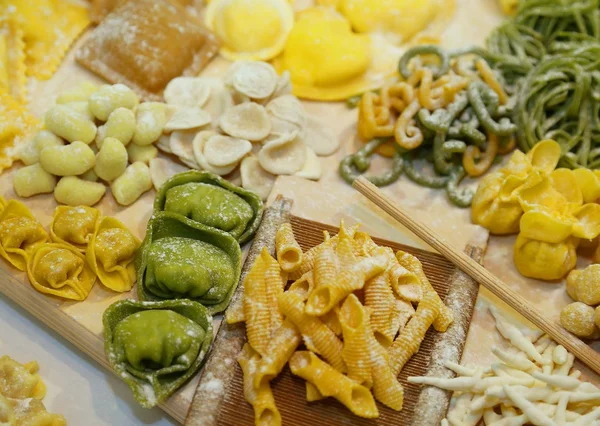 Zöld és sárga tortellini, a tojás és a liszt és a spenót — Stock Fotó