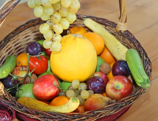 Rieten mand met vers fruit in de herfst — Stockfoto