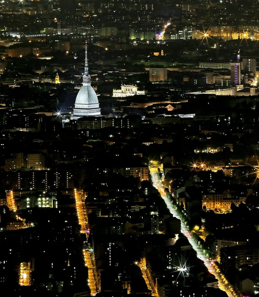 Turin med den oplyste Mole Antonelliana - Stock-foto