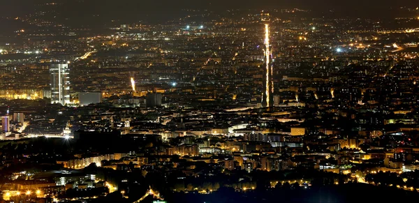 Vista aérea nocturna de la populosa metrópoli europea — Foto de Stock