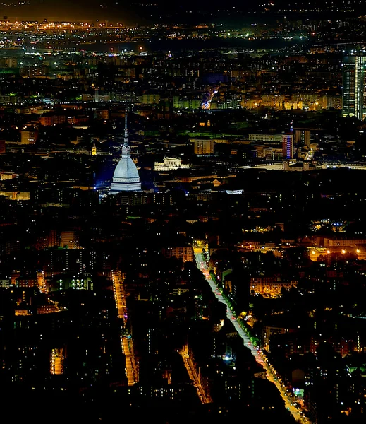 Turín ciudad Vista aérea con los edificios y casas iluminadas — Foto de Stock