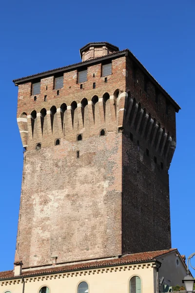 赤れんが造りの歴史的なイタリアの都市で、中世の塔 — ストック写真