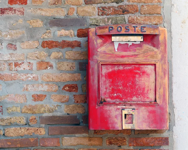 Rode postvak waarnaar mail brieven en ansichtkaarten — Stockfoto