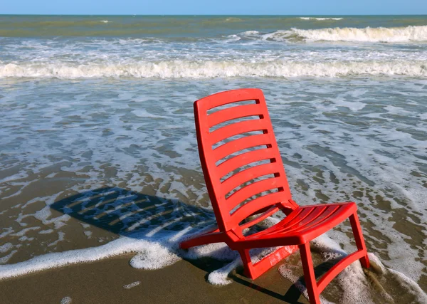 Židle červená pláž u moře — Stock fotografie