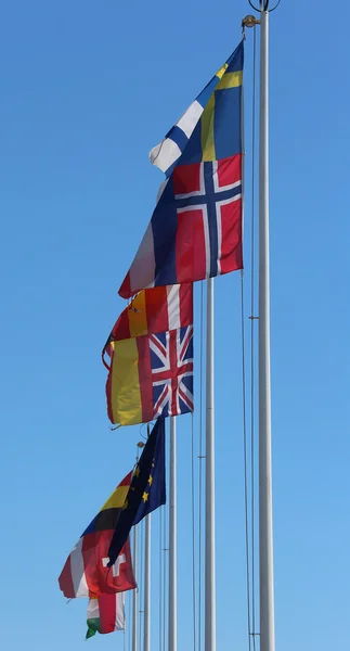 Flaggor av många nationer världen viftande i himlen — Stockfoto