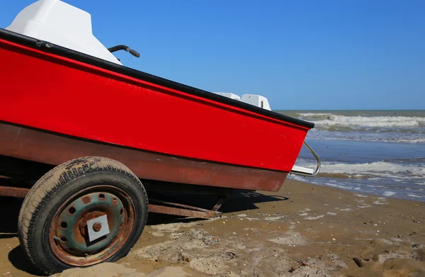 海のビーチにライフガードの赤救助艇 — ストック写真