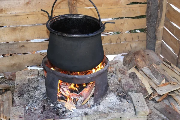 Olla para cocinar el sabroso vino caliente en el festival de campo en eur — Foto de Stock