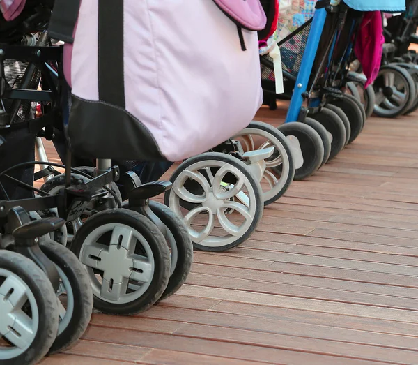 Veel wielen van kinderwagens voor peuters — Stockfoto