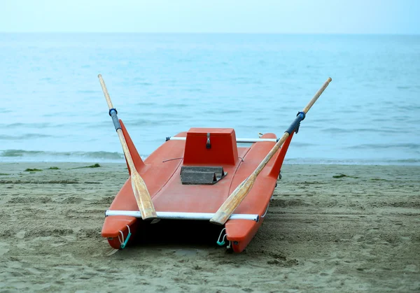 Remo barco de resgate para salva-vidas na costa — Fotografia de Stock