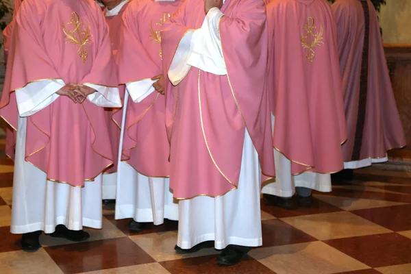 Sacerdotes com batina na igreja durante a missa — Fotografia de Stock