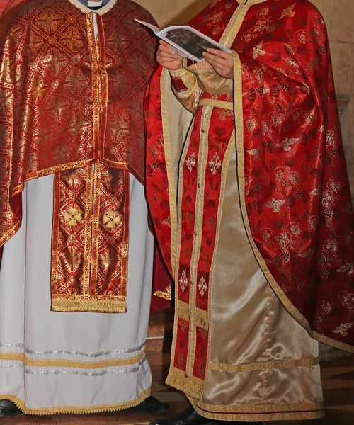 Священники с рясой в церкви во время Святой Мессы — стоковое фото
