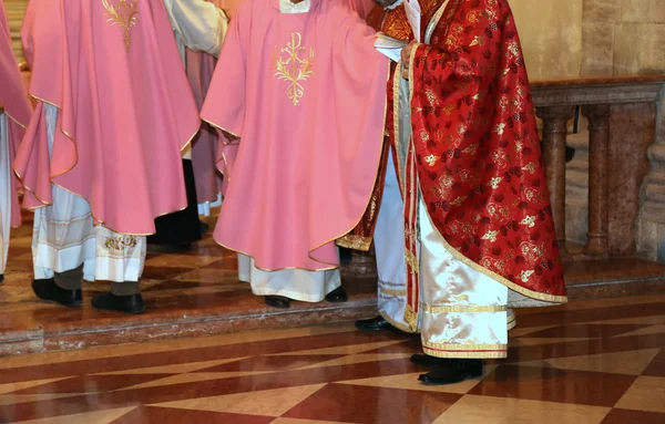 Sacerdotes con sotana en la iglesia durante la Santa Misa — Foto de Stock