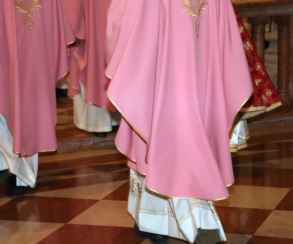 Sacerdotes com batina na igreja durante a Santa Missa — Fotografia de Stock