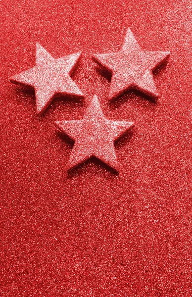 Grote zilveren sterren op heldere rode glittery achtergrond — Stockfoto