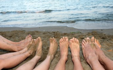 deniz kıyısında bir aile metrelik