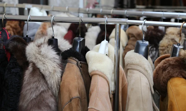 在跳蚤市场悬挂的冬季夹克毛皮大衣出售 — 图库照片