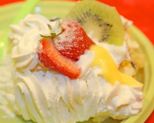 Torta, friss gyümölccsel és tejszínhabbal — Stock Fotó