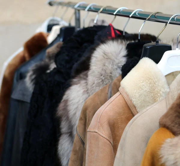 Casaco de pele valioso em estilo vintage para venda — Fotografia de Stock