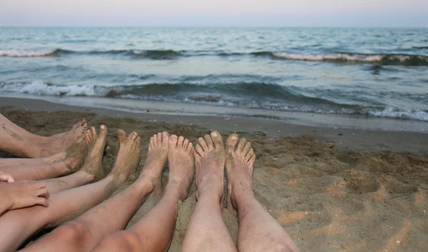 Familie an der Küste am Meer — Stockfoto