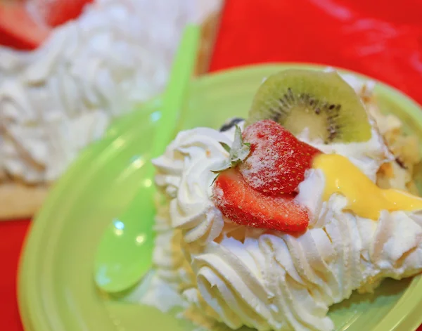 Kırmızı çilek ve krema ile pasta — Stok fotoğraf
