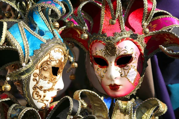 Karnevalsmasken zur Maskerade während der Feierlichkeiten in Venedig — Stockfoto