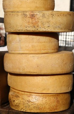 Gıda pazarında satışa İtalyan olgunlaştı peynirler