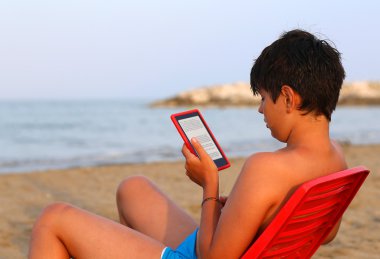 Beyaz çocuk okuma bir e-kitap