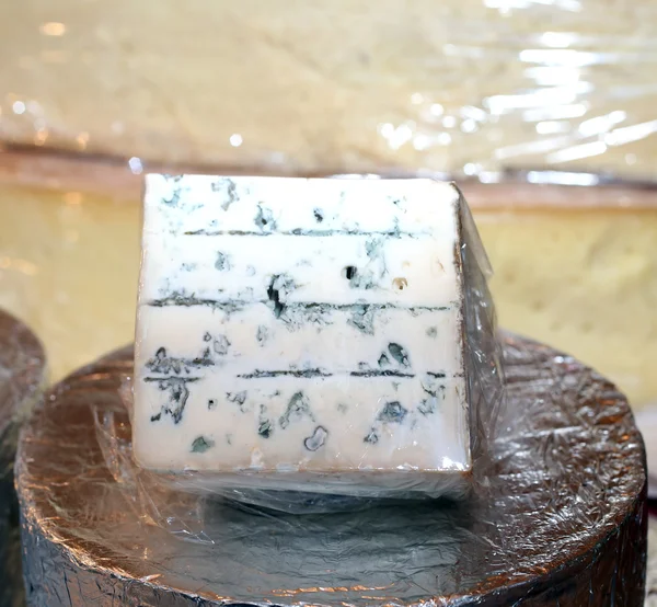 Apestoso queso Gorgonzola típico de Italia a la venta en el m local —  Fotos de Stock