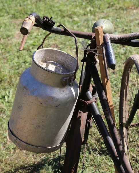Старая молочная канистра используется фермерами для перевозки свежего молока — стоковое фото