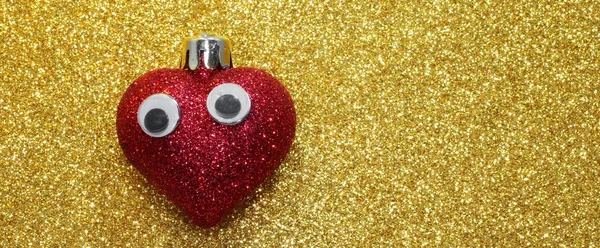 Isolerade rött hjärta med ögon på den gyllene bakgrunden — Stockfoto